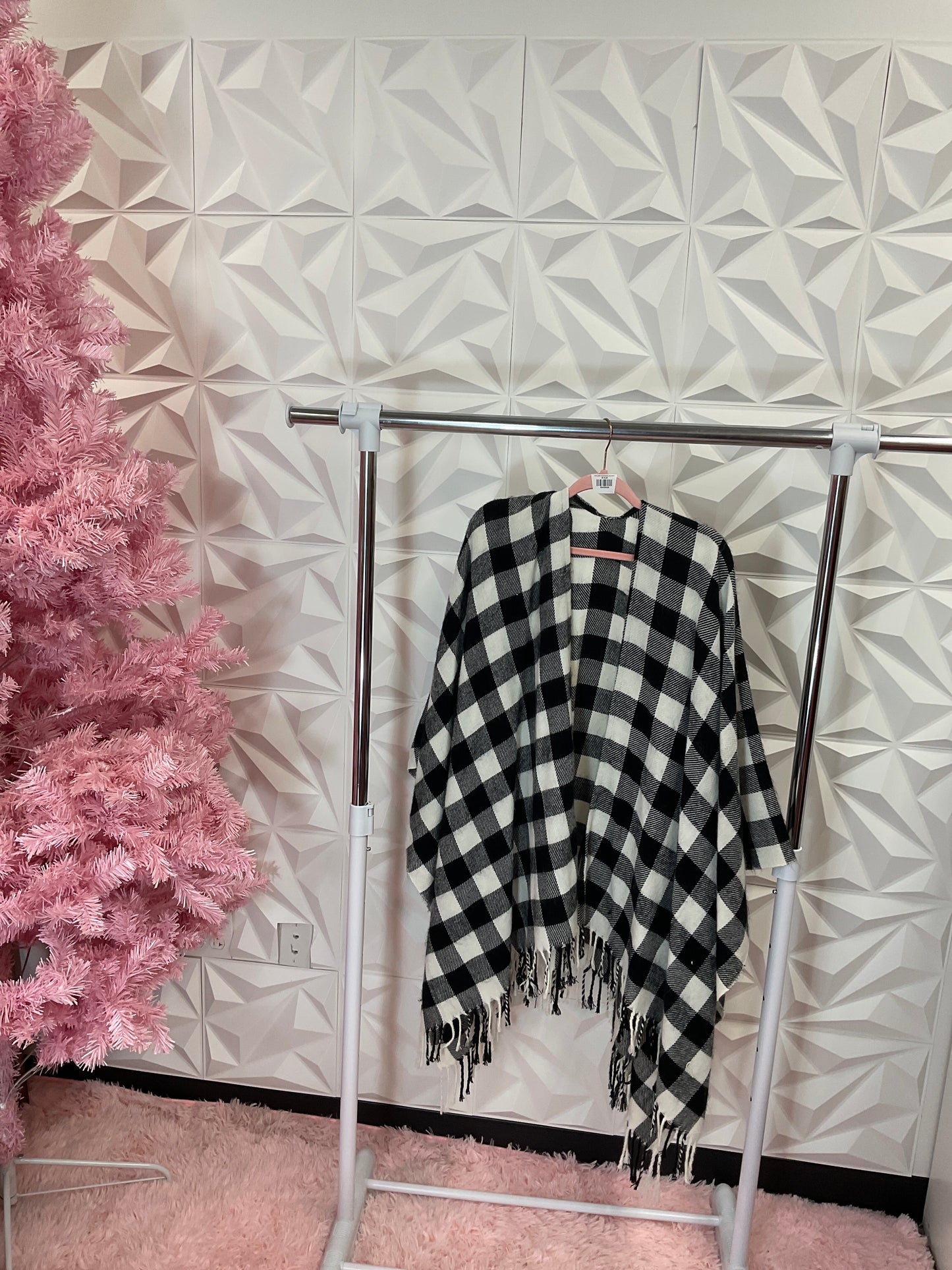 10/14 LADY PLAID BLACK AND WHITE PONCHO