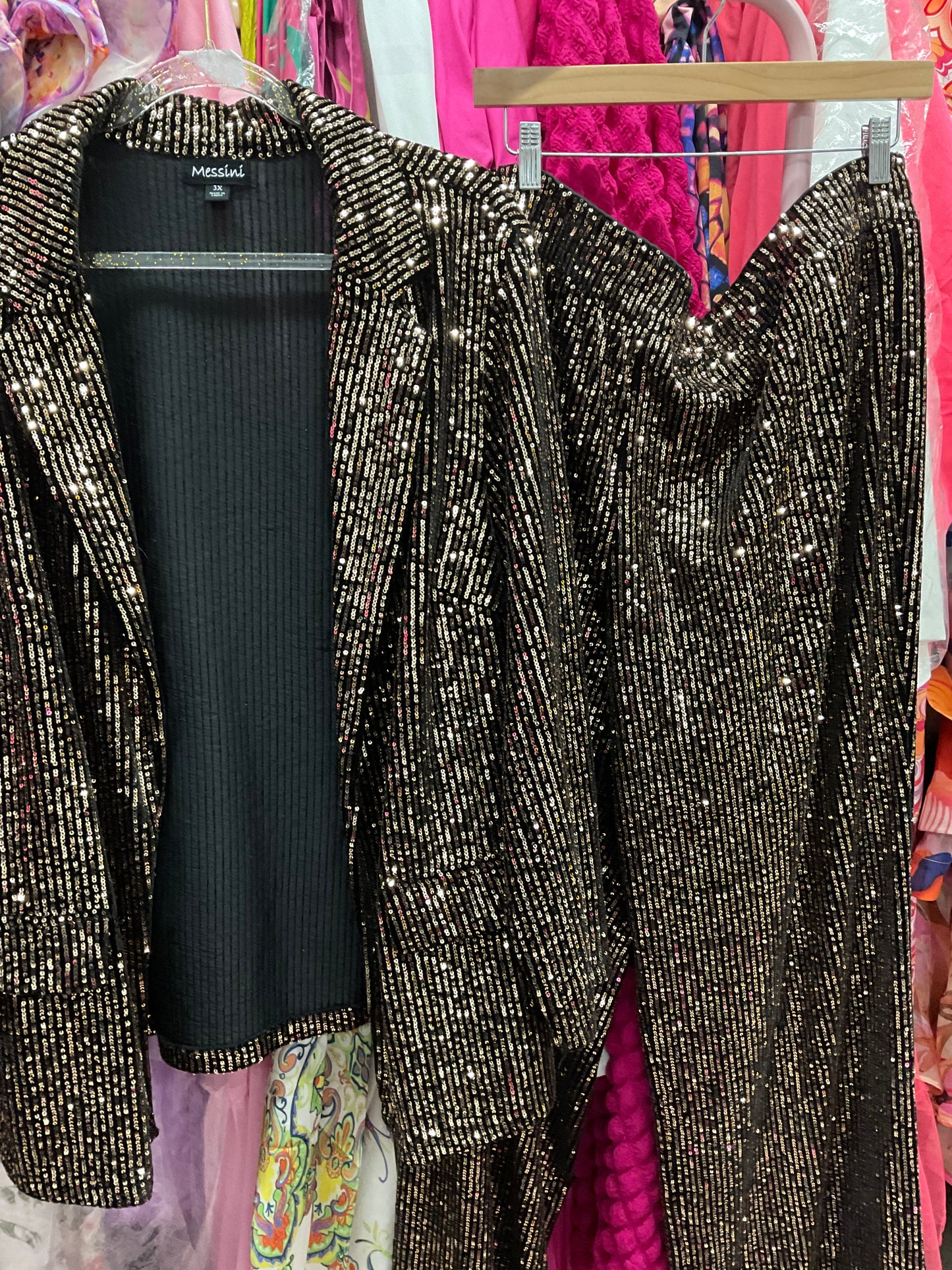4/21 Lady Gold in Jazzy Pantsuit sz 3x