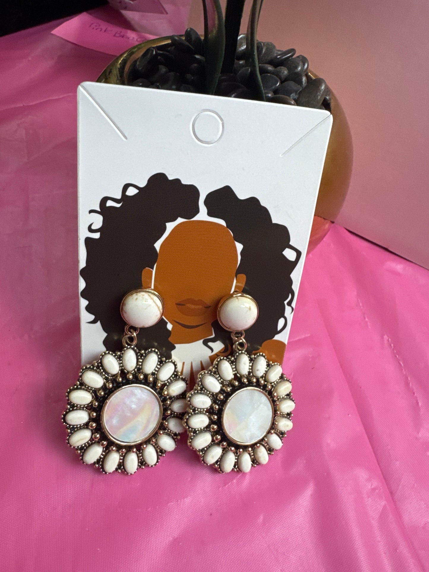 LADY WHITE FLORAL EARRINGS